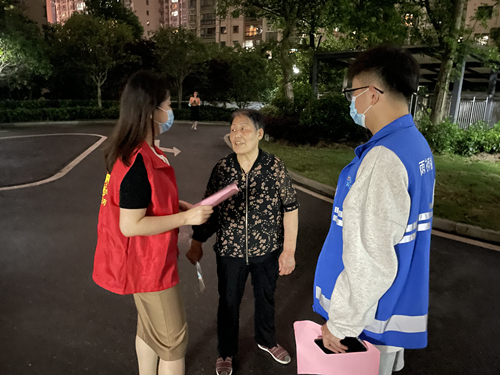 工作人員在小區(qū)進(jìn)行宣傳。受訪單位供圖