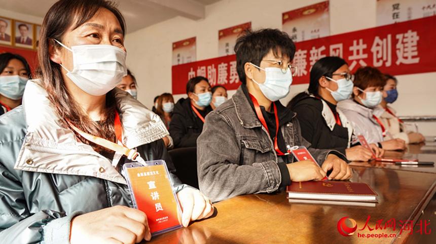 廉潔家風宣講員持證上崗。 李揚攝