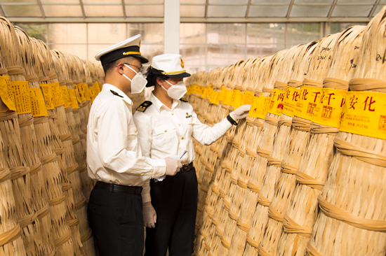 海關工作人員在查看相關貨物。受訪單位供圖