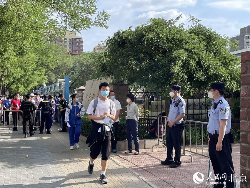 在中關(guān)村中學(xué)考點，考生們有序走入考點。人民網(wǎng) 董兆瑞攝