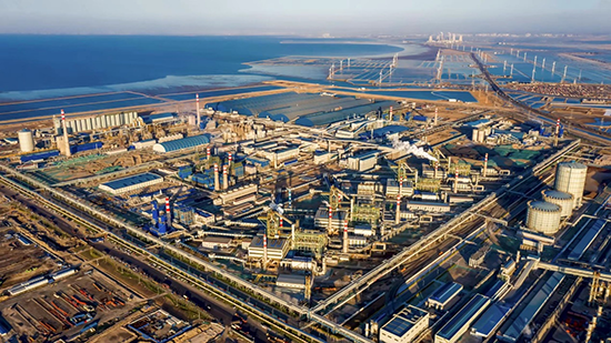 俯瞰豐南區(qū)臨港經(jīng)濟(jì)開(kāi)發(fā)區(qū)的河北縱橫集團(tuán)豐南鋼鐵有限公司。 李秀清攝