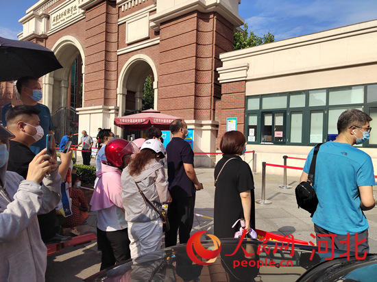 石家莊外國語學(xué)?？键c(diǎn)外送考的家長。人民網(wǎng) 祝龍超攝