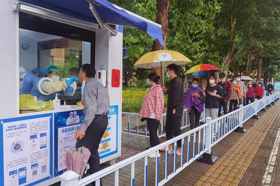 核酸采樣志愿者們上崗。孫金梅攝