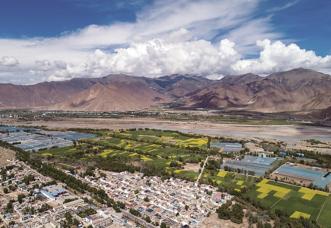 江蘇投入援藏資金支持拉薩開(kāi)展村莊環(huán)境整治、人畜飲水安全等基礎(chǔ)設(shè)施和公共服務(wù)項(xiàng)目建設(shè)，打造“美麗鄉(xiāng)村·幸福家園”。 本報(bào)記者 萬(wàn)程鵬 攝