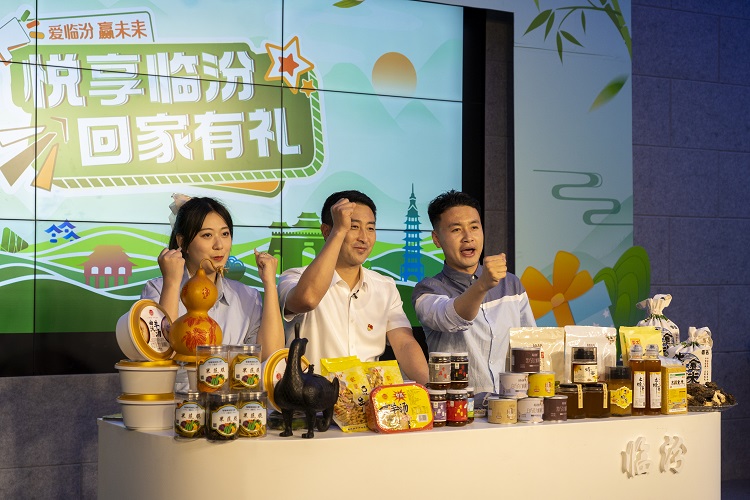 6月3日下午，在臨汾原產(chǎn)地商品體驗(yàn)店，曲沃縣副縣長(zhǎng)樊奇選對(duì)當(dāng)?shù)氐霓r(nóng)特產(chǎn)品、旅游景點(diǎn)進(jìn)行了推介代言。鄭遠(yuǎn)飛攝