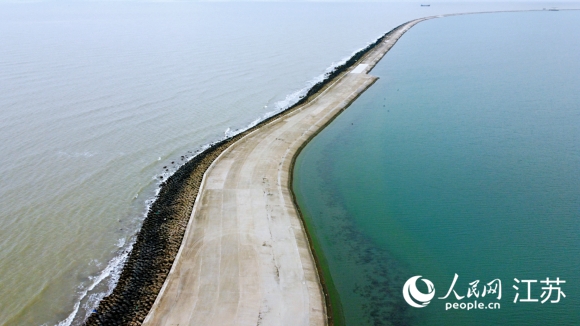 迷人的雙色海。人民網(wǎng)記者 王繼亮攝