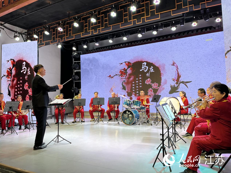 馬莊農(nóng)民樂團(tuán)在排練節(jié)目。人民網(wǎng) 李子佩攝