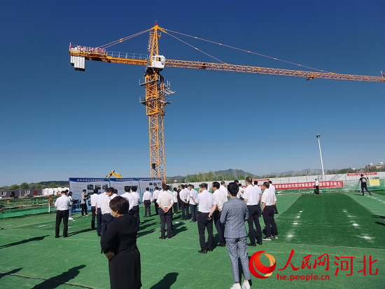 觀摩團(tuán)走進(jìn)塔吊林立的項(xiàng)目現(xiàn)場。人民網(wǎng)張繼航攝