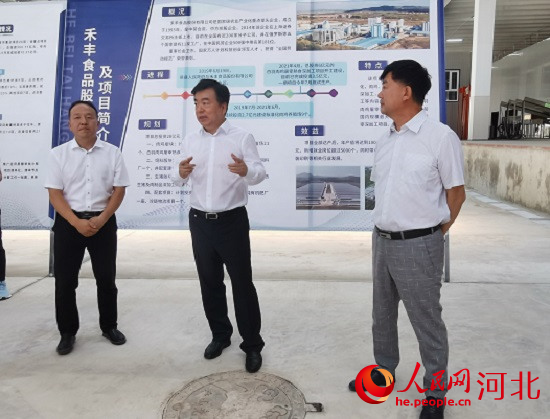 黨曉龍?jiān)诤特S項(xiàng)目現(xiàn)場鼓勵(lì)大家以商招商。 人民網(wǎng) 張繼航攝