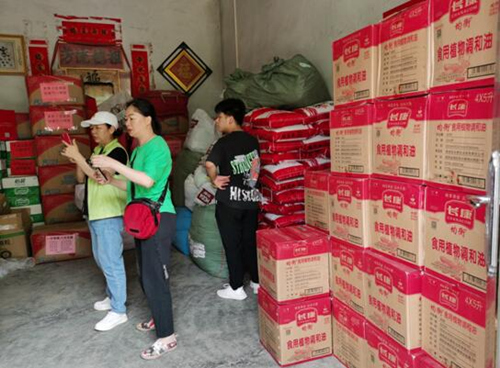 湖南省永州市江華瑤族自治縣越野e族江華中隊17輛越野車，滿載著永州市星望混凝土有限公司捐贈的7萬元物資送達江華瑤族自治縣蔚竹口鄉(xiāng)磨刀村。受訪單位供圖
