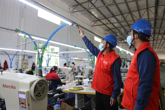 國網(wǎng)廣平縣供電公司共產(chǎn)黨員服務隊到當?shù)胤b加工企業(yè)了解企業(yè)用電需求，幫助企業(yè)排查安全用電隱患。施振宇攝