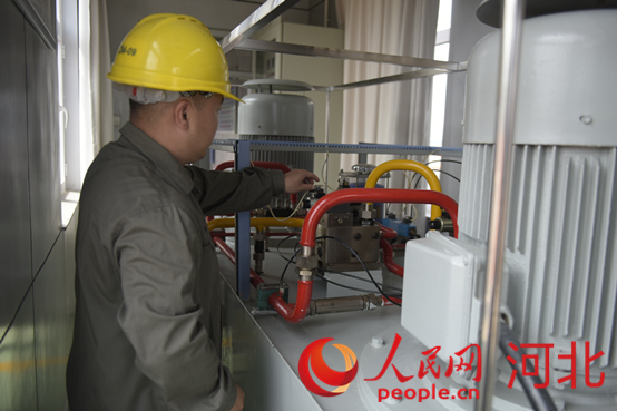 黃壁莊水庫事務中心工作人員在檢查溢洪道表口工作閘門啟臂機。人民網祝龍超攝