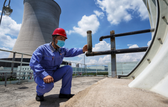 河北涿州京源熱電有限責(zé)任公司技術(shù)人員正在對(duì)設(shè)備進(jìn)行檢驗(yàn)排查。劉楊攝