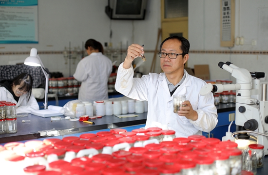 武大勇在實(shí)驗(yàn)室開展檢驗(yàn)工作。 受訪者供圖
