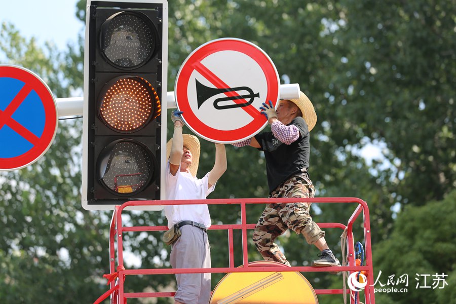 南京路政人員搶修交通指示牌。人民網(wǎng) 冷金明攝