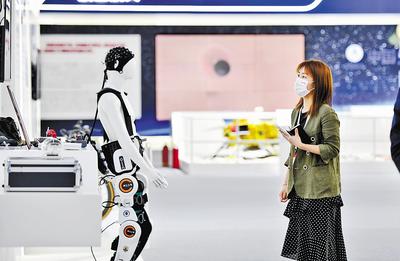 近日，第六屆世界智能大會在天津開幕，圖為參會嘉賓參觀天津制造業(yè)立市展。 新華社記者 趙子碩攝