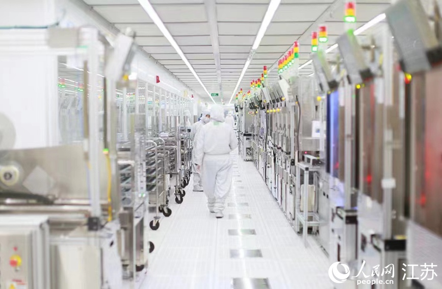 在希捷國際科技（無錫）有限公司生產(chǎn)車間，技術(shù)人員正在巡查作業(yè)。新吳區(qū)委宣傳部供圖