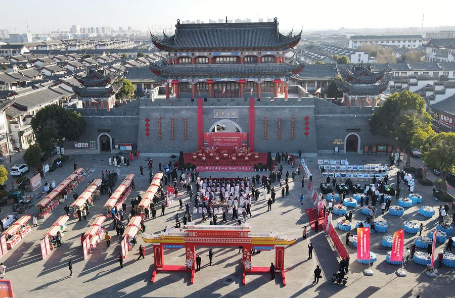 城門掛春聯(lián)，金湖沖刺“開門紅”。陳義寶攝