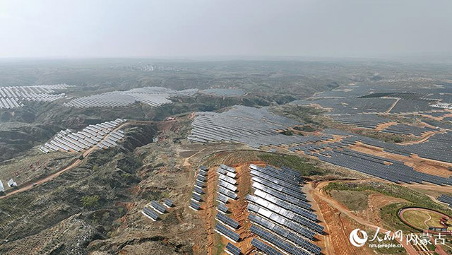 伊金霍洛旗天驕綠能50萬千瓦采煤沉陷區(qū)生態(tài)治理光伏發(fā)電示范項目。人民網(wǎng) 孟佳澍攝