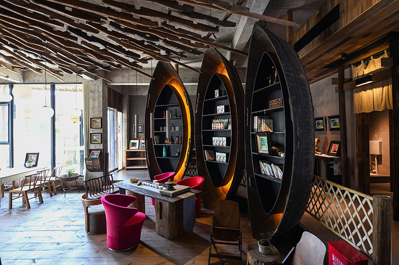 漁船、船槳……花田·僑鄉(xiāng)里的裝飾材料，多是從當(dāng)?shù)靥詠淼呐f物。 吳芳攝