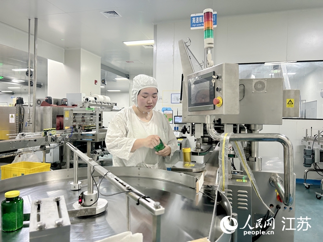 工作人員在操作檢測儀器。人民網(wǎng) 王丹丹攝