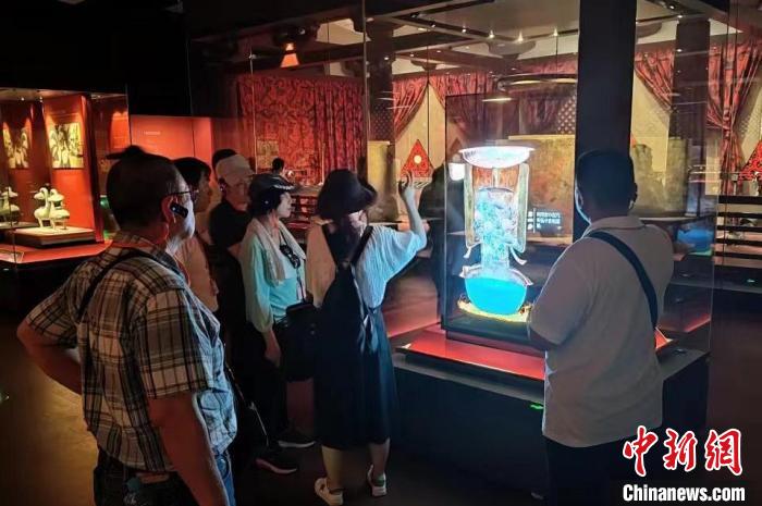 圖為臺(tái)灣新北市永和區(qū)里長(zhǎng)聯(lián)誼會(huì)江西參訪團(tuán)一行在南昌漢代?；韬顕?guó)遺址博物館內(nèi)參觀展出的珍貴文物?！●樞↓?攝