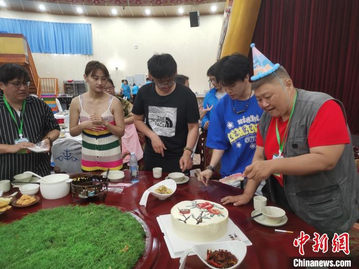 圖為內(nèi)蒙古臺辦為臺胞過生日?！±類燮?攝