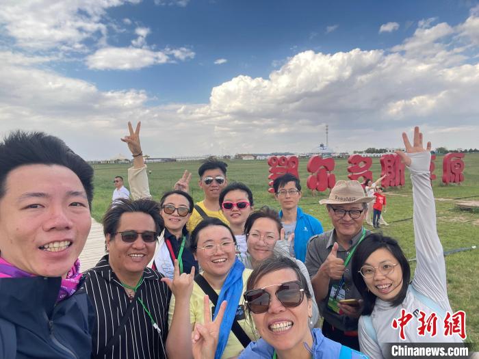圖為臺胞在鄂爾多斯草原合影?！∪~冠賢 攝