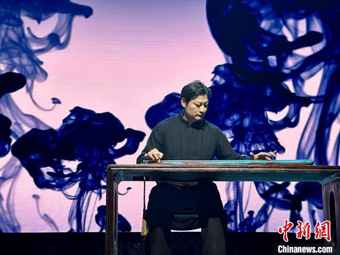 臺灣老師林法演奏《廣陵散》。　張麗君 攝