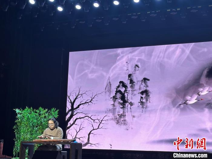 閩派古琴名家陳志強演奏一曲《流水》?！堺惥?攝