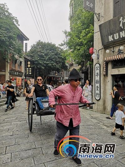 馮小剛電影公社里體驗“黃包車”的游客。南海網(wǎng)記者 蘇靚 攝