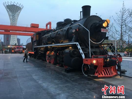 公園內(nèi)保留布置了蒸汽時(shí)代火車頭。　高紅超 攝