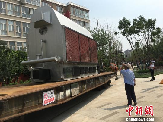 公園內(nèi)陳列著臥式蒸汽鍋爐等工業(yè)產(chǎn)品。　高紅超 攝