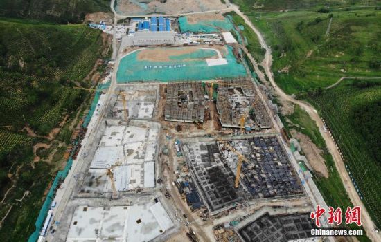 6月28日，航拍鏡頭下的河北張家口冬奧會(huì)太子城冰雪小鎮(zhèn)項(xiàng)目。太子城冰雪小鎮(zhèn)項(xiàng)目位于2022年冬奧會(huì)張家口賽區(qū)核心區(qū)，連接張家口賽區(qū)云頂和古楊樹(shù)兩個(gè)競(jìng)賽場(chǎng)館群，建成后將承擔(dān)賽時(shí)核心區(qū)配套保障功能，提供冬奧頒獎(jiǎng)、貴賓接待、交通換乘、休閑娛樂(lè)等服務(wù)，賽后將成為一座國(guó)際化四季度假小鎮(zhèn)。 中新社記者 楊艷敏 攝