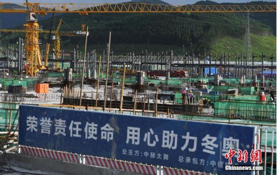 6月28日，河北張家口冬奧會(huì)太子城冰雪小鎮(zhèn)項(xiàng)目現(xiàn)場(chǎng)。太子城冰雪小鎮(zhèn)項(xiàng)目位于2022年冬奧會(huì)張家口賽區(qū)核心區(qū)，連接張家口賽區(qū)云頂和古楊樹(shù)兩個(gè)競(jìng)賽場(chǎng)館群，建成后將承擔(dān)賽時(shí)核心區(qū)配套保障功能，提供冬奧頒獎(jiǎng)、貴賓接待、交通換乘、休閑娛樂(lè)等服務(wù)，賽后將成為一座國(guó)際化四季度假小鎮(zhèn)。 中新社記者 楊艷敏 攝