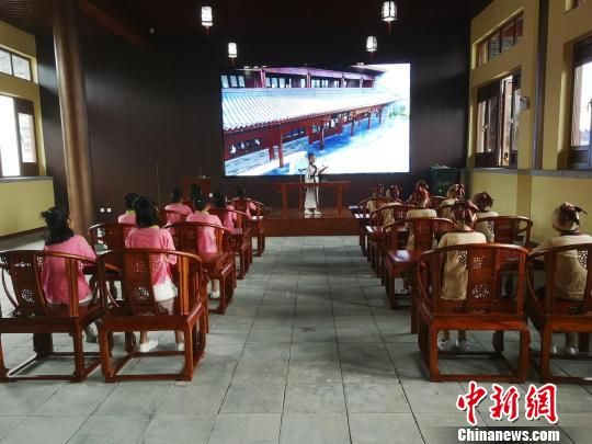 學生們在大原書院誦讀國學經(jīng)典。　王鵬 攝