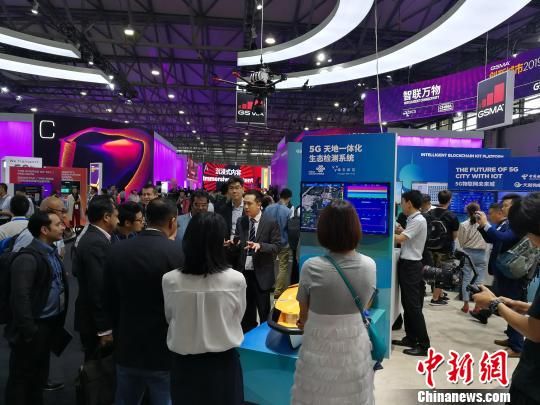 雄安新區(qū)展臺(tái)吸引不少眾多觀眾駐足關(guān)注?！∪伟厮?攝