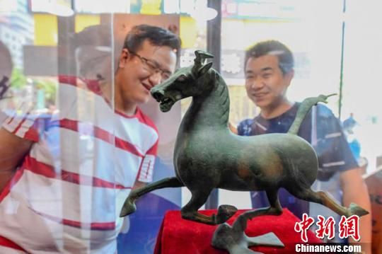 甘肅省博物館將榮登《國家寶藏》的文物銅奔馬和人頭形器口彩陶瓶搬到了絲路如意餐廳，讓顧客在餐廳內(nèi)就能近距離的和文物面對面?！＄娦?攝