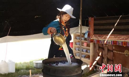 圖為展示瑪曲藏民族傳統(tǒng)特色美食制作工藝?！＄娦?攝