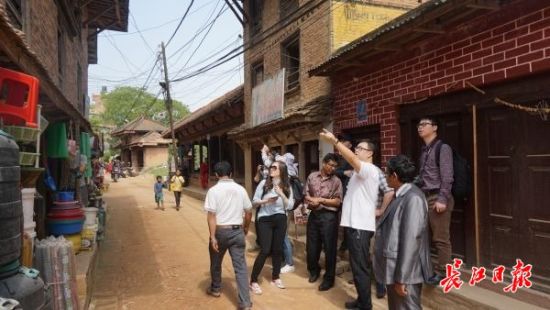 在尼泊爾，武漢市土地利用和城市空間規(guī)劃研究中心設(shè)計團隊現(xiàn)場踏勘。(武漢市土地利用和城市空間規(guī)劃研究中心 供圖)