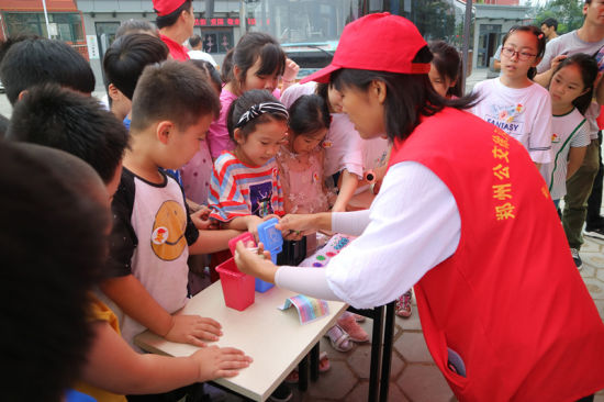 志愿者教小朋友們垃圾分類的相關(guān)知識。連柏梁 攝