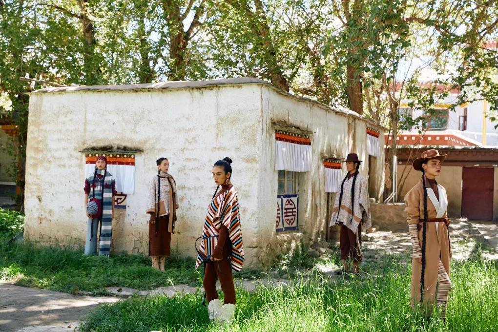 滬藏?cái)y手構(gòu)建江孜氆氌全產(chǎn)業(yè)鏈體系:“指尖技藝”跨入發(fā)展“新賽道”