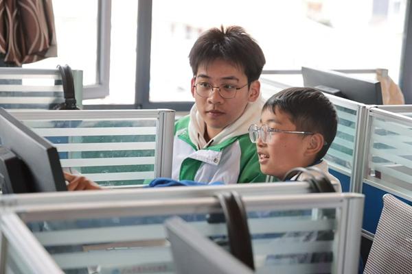 為驗證“高反風(fēng)險預(yù)測”小程序，這群高中生真去了趟高原