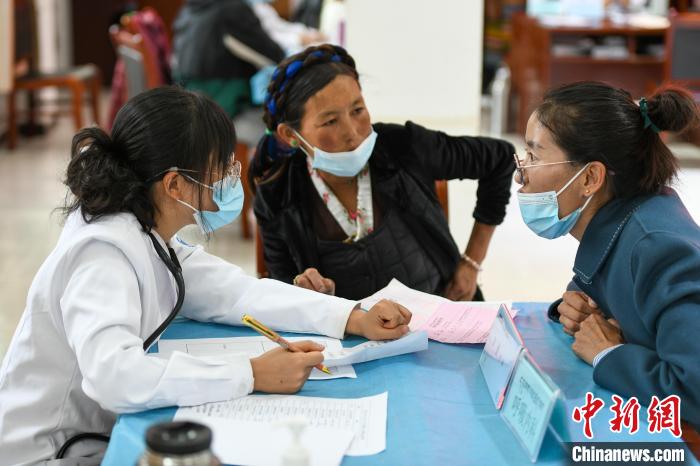 因不少農(nóng)牧民不會(huì)普通話，義診活動(dòng)現(xiàn)場(chǎng)，鄉(xiāng)政府為每位醫(yī)生配了一名翻譯?！〗w波 攝