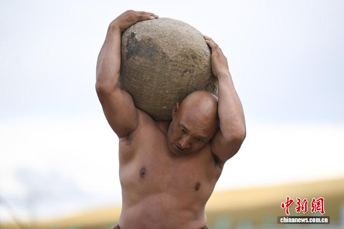 西藏那曲恰青賽馬節(jié)開幕抱石頭比賽展力量之美