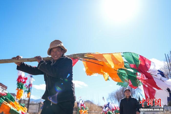 (新春走基層)縫制五彩經幡樹迎接藏歷新年