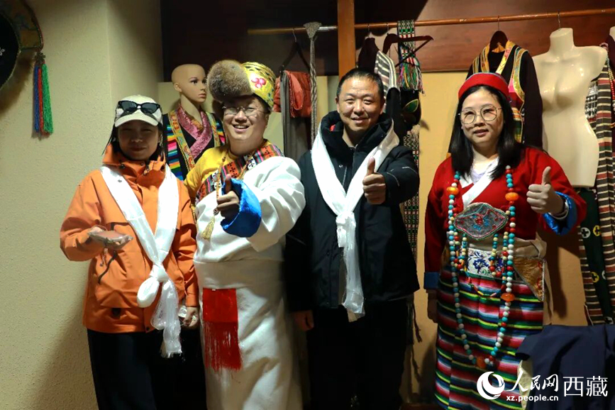 游客在扎西曲登社區(qū)體驗(yàn)藏族服飾文化。大家身著色彩鮮艷的藏裝，佩戴特色飾品，臉上洋溢著喜悅的笑容。人民網(wǎng)記者 吳雨仁攝
