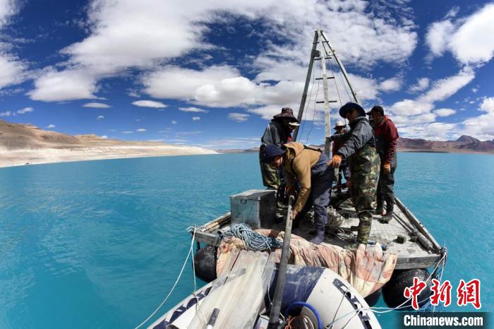 科考隊員在湖泊鉆探平臺上小心搬運采集的巖芯樣品?！?lt;a target='_blank' ><p  align=