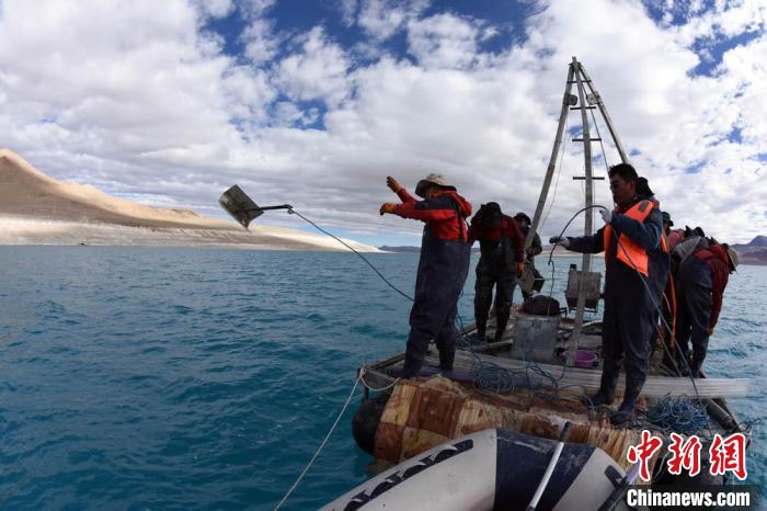 科考隊員在湖泊鉆探平臺上拋固定平臺的錨?！?lt;a target='_blank' ><p  align=