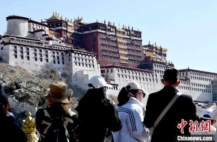 4月17日，游客在拉薩布達(dá)拉宮觀景臺(tái)拍照留念?！±盍?攝